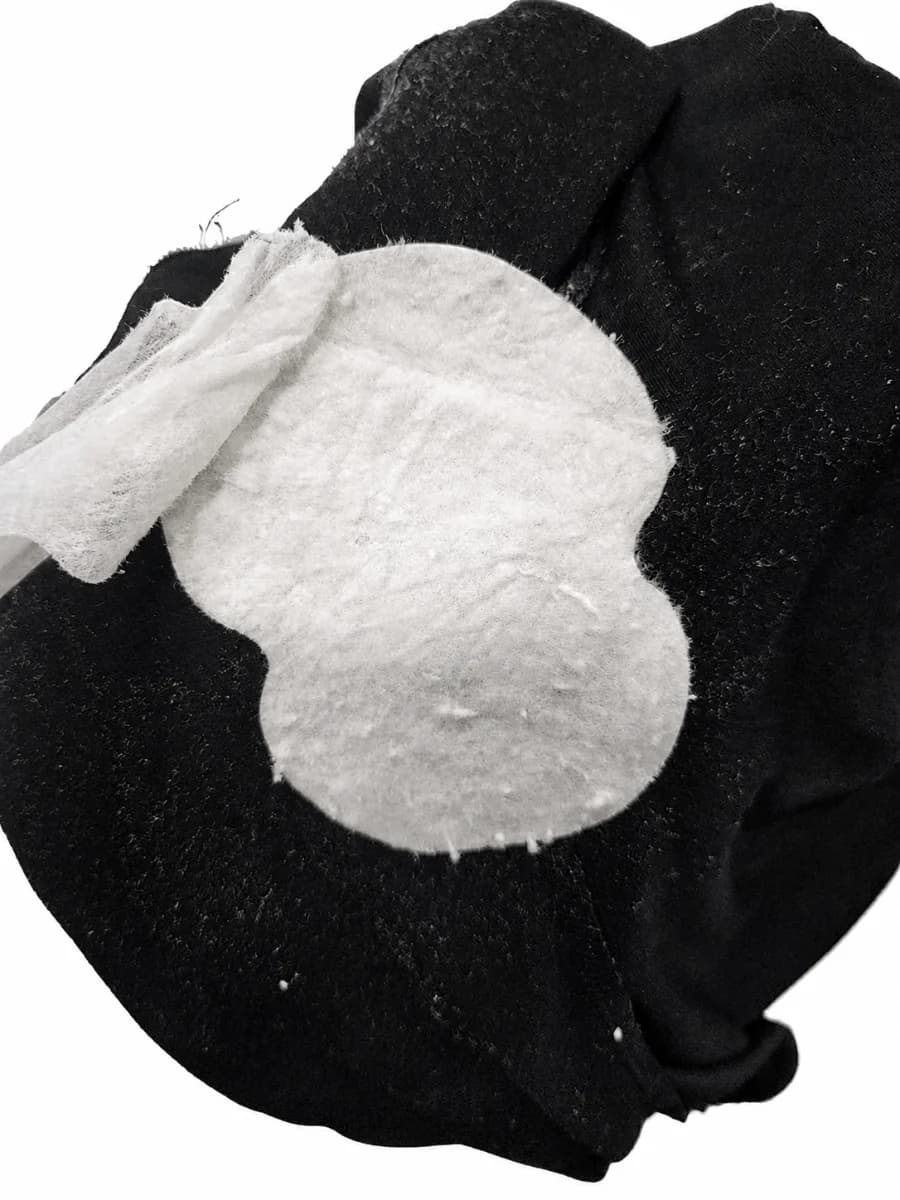 The outer fabric layer separated from the absorbent core in the documented LARUOOUU sample.